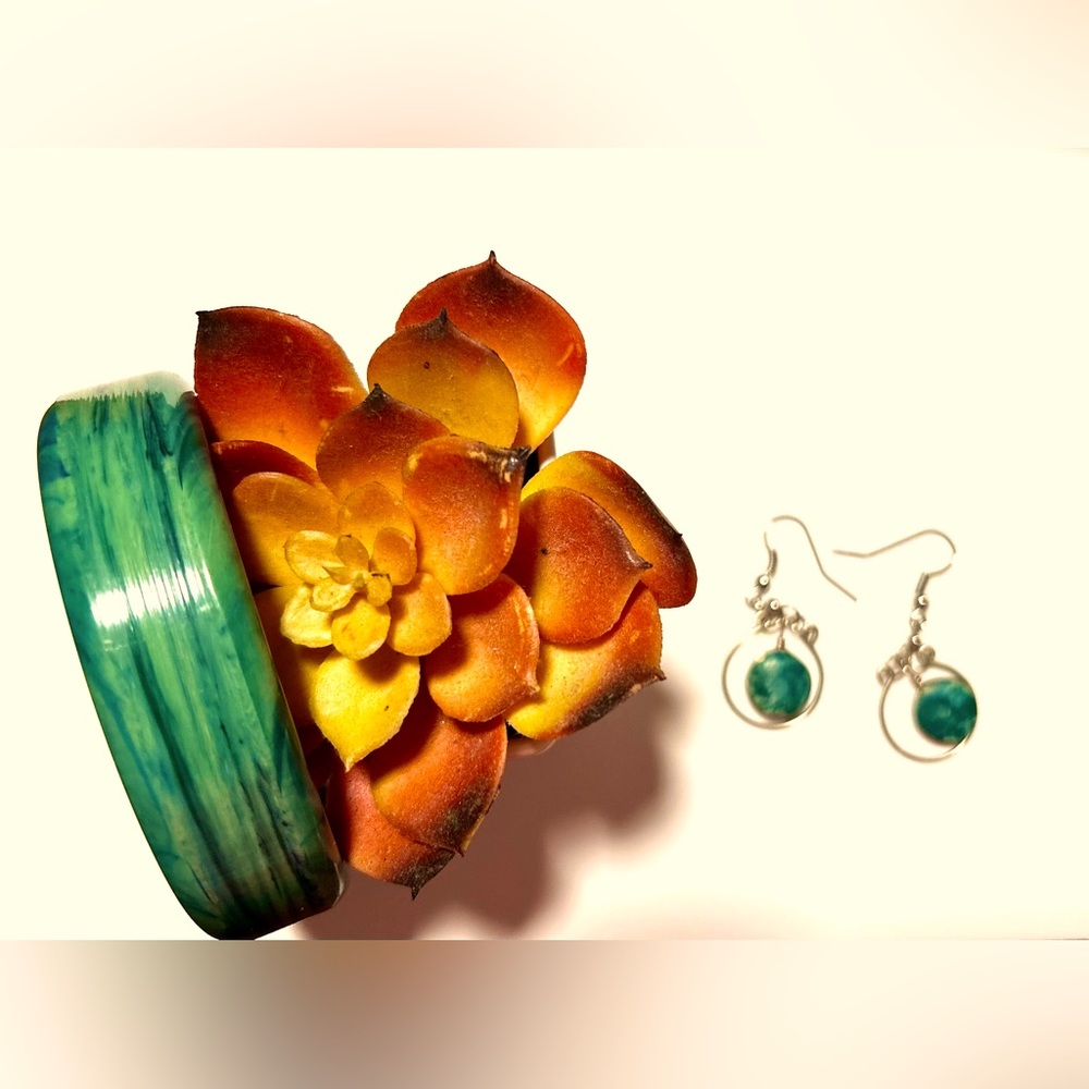 **Vintage bracelet and earring set** Jade green.